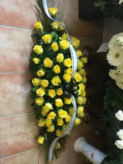 Suza od žutih ruža sa trakom