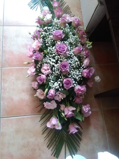 Suza od ljubičastih ruža i belog sitnog cveća