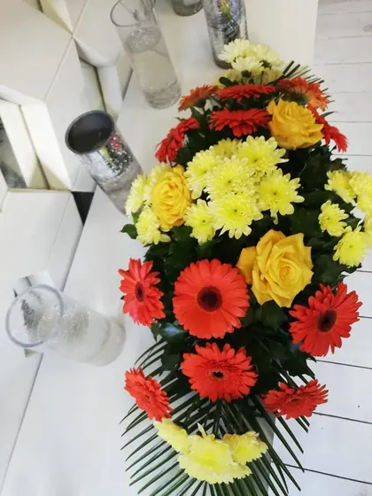 Suza od žutih i narandžastih gerbera i krizantema