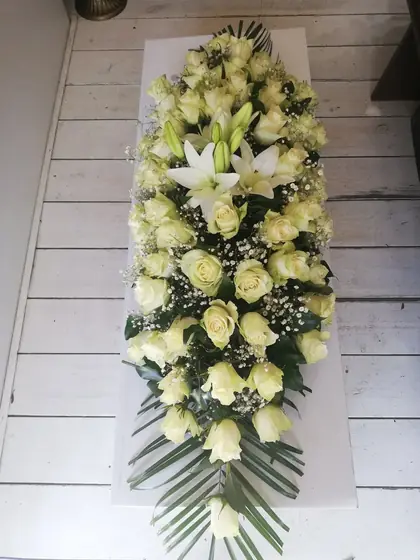 Suza od belih ruža i ljiljana