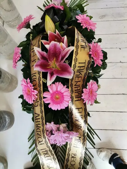 Suza od ružičastih gerbera i ljiljana sa trakom