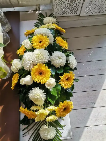 Suza od žutih gerbera i belih krizantema