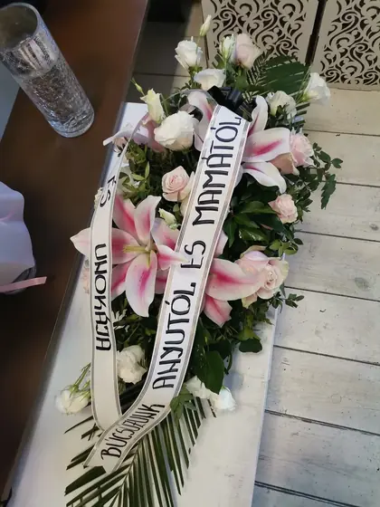 Suza od ružičastih ljiljana i belih ruža sa trakom