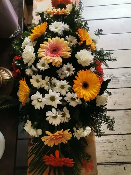 Suza od narandžastih gerbera i belih krizantema