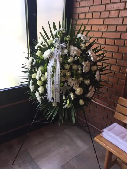 Venac od belog i žutog cveća na stalku
