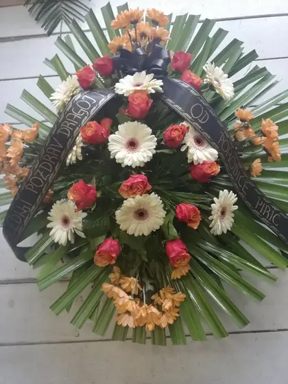 Venac od gerbera i ruža sa žalobnom trakom