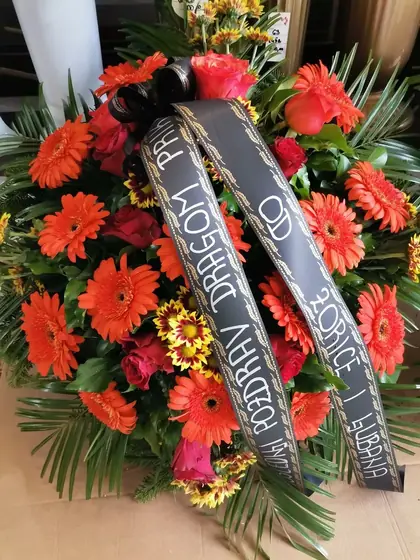 Venac od narandžastih gerbera sa crnom trakom