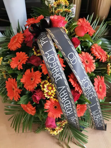 Venac od narandžastih gerbera sa crnom trakom