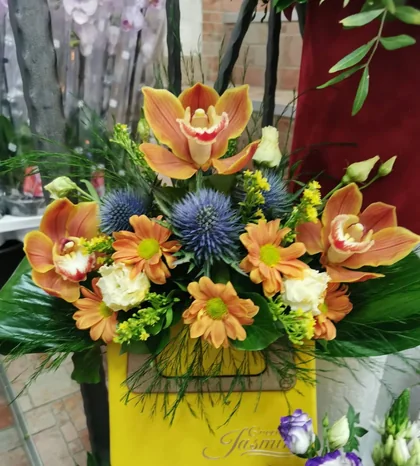 Aranžman od narandžastih orhideja i gerbera u žutoj kutiji