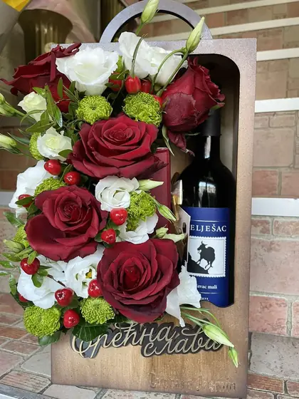 Aranžman od crvenih ruža i belog cveća sa vinom u drvenoj kutiji