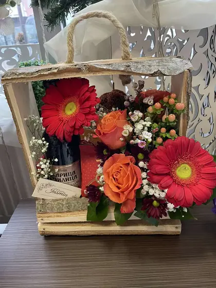Aranžman od gerbera, ruža i bobica u drvenoj kutiji