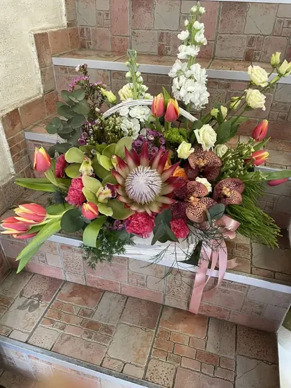 Aranžman od tulipana, protea i šarenog cveća u drvenoj kutiji