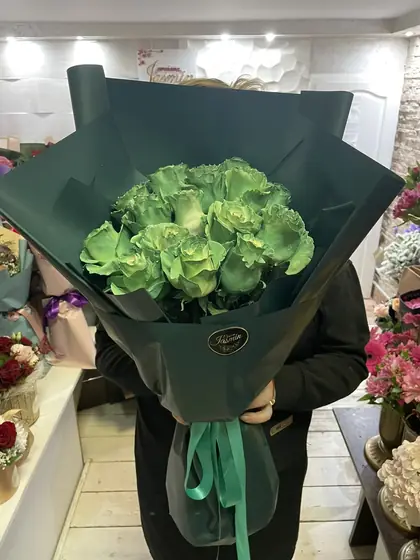 Buket zelenih ruža u tamnozelenom papiru