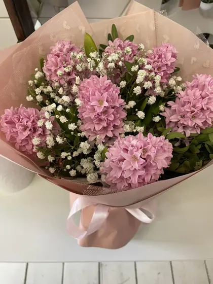 Buket ružičastih zumbula i gipsofile u roze papiru