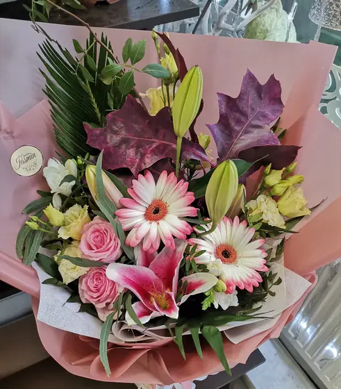 Buket gerbera, ljiljana i ruža u roze papiru