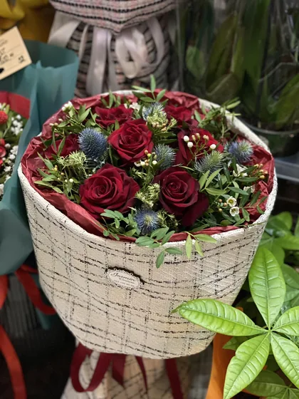 Buket crvenih ruža sa plavim čičkom i zelenilom u krem tvid papiru, Chanel buket