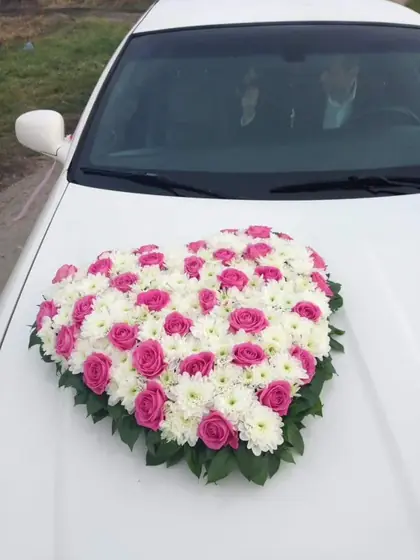 Srce od ružičastih i belih cvetova na beloj haubi