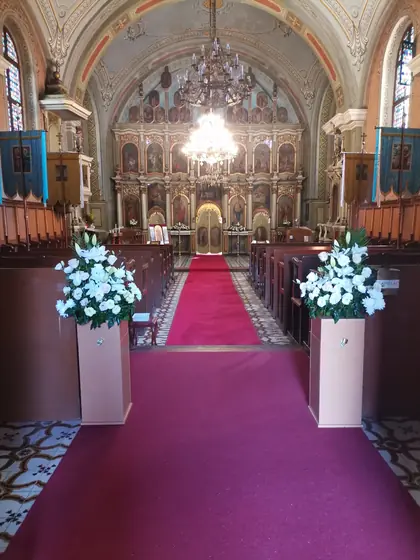 Beli aranžmani uz crveni tepih u crkvi